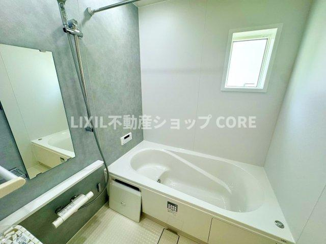 ゆったり入れる一坪バス。足を伸ばして入れるサイズは一日の疲れを癒すのに嬉しい広さですね。　