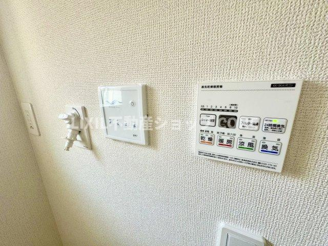 浴室乾燥機能で雨の日でも乾燥が可能。また、浴室内の湿気を排気し、カビの発生を抑えます　
