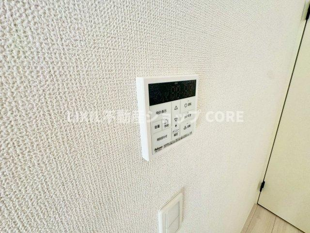 お風呂はボタンひとつで一定量の湯を浴槽に張ったり、保温や追い焚きをすることができる便利な機能付　