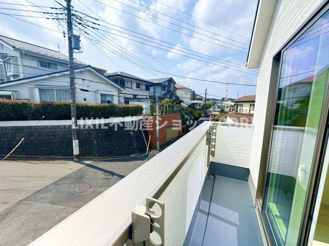 バルコニーは風通しが良く、日中は日当たりも良好です。洗濯物やお布団をたくさん干せます！　