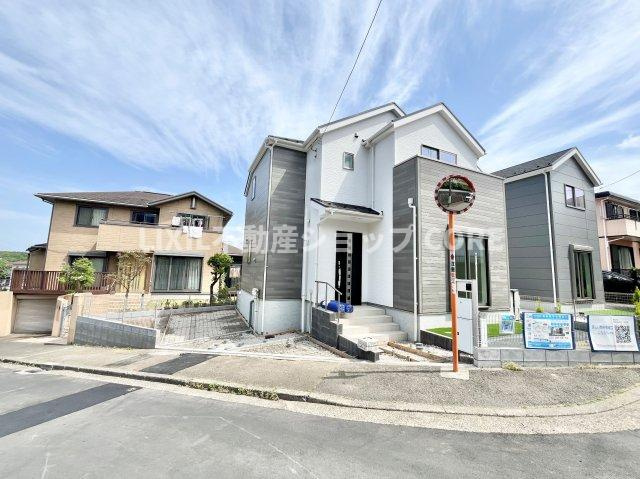 前面道路は閑静な住宅地をはしる車通りの少ない道路。お車の出し入れが苦手なママや小さなお子様にも安心　