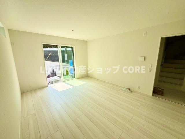 光溢れる安らぎの空間。キッチンとも一体感も演出しご家族との会話も弾みます。　