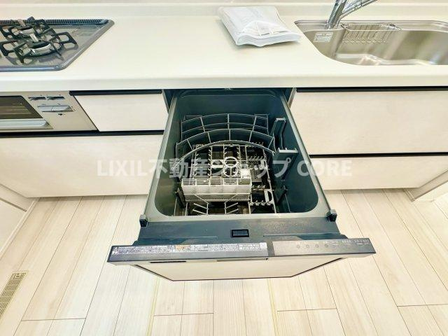 食器洗乾燥機付きで家族の食器もピカピカ。忙しい奥様には欠かせないアイテムのひとつ！！　