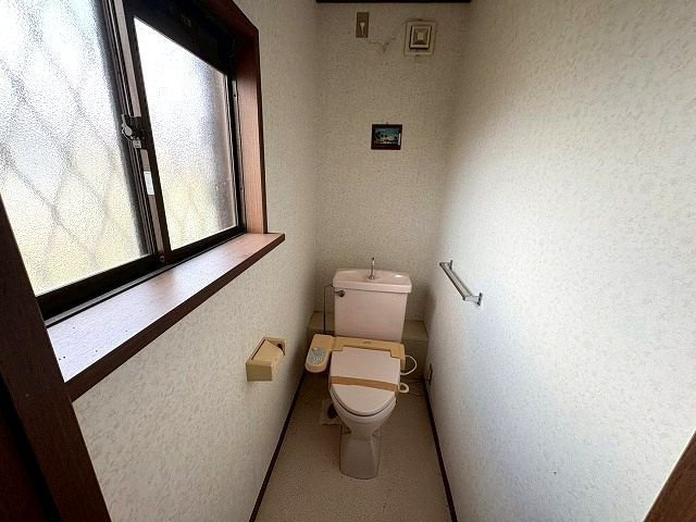 リフォーム前です。温水洗浄便座は交換してのお渡しになります。