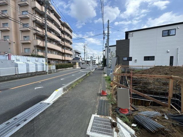 歩道も整備されており安全な前面道路となっております。