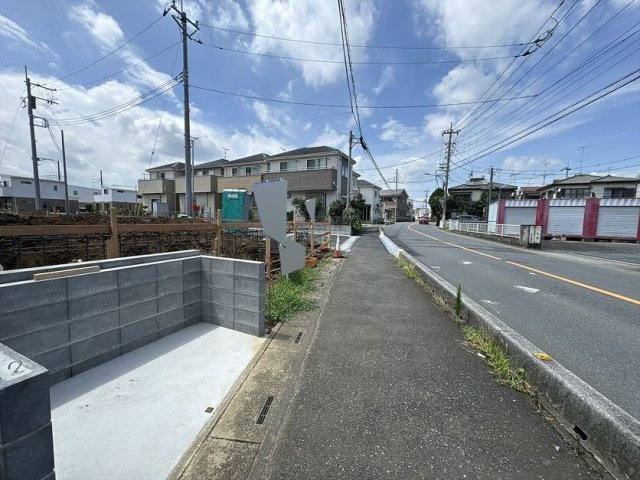 大きいお車でも安心の広々とした前面道路です。