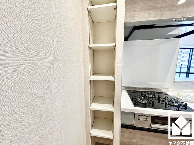 キッチンにはパントリーがあり、食品のストックや調味料等もすっきり片付けることができます。