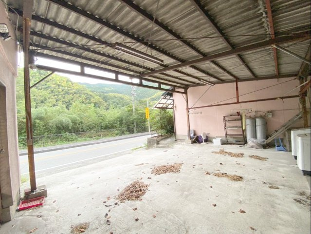 雨の日の乗り降りや荷物の積み下ろしにも便利な屋根付き！