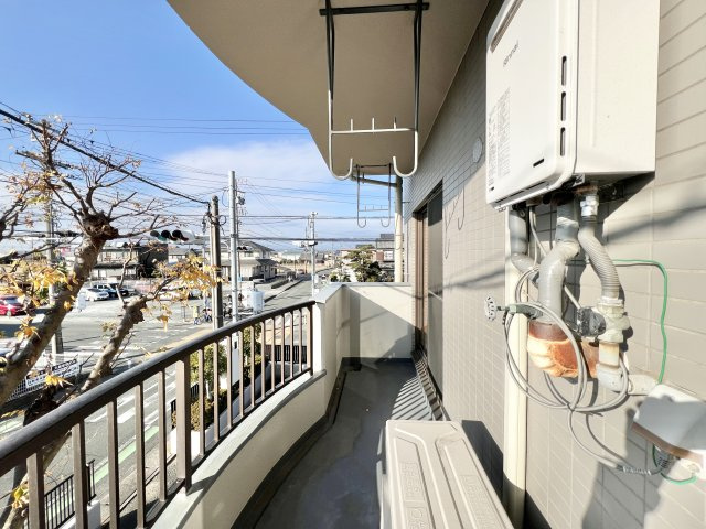 バルコニーへ出ると気持ちの良い風が吹き抜けます！！　