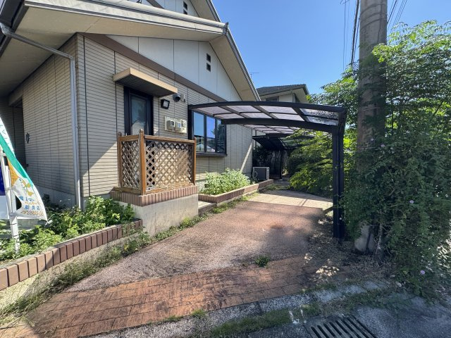 駐車場はカーポート付き♪