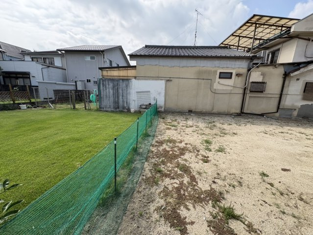 隣接地との位置関係を確認できる写真です。現地をご覧いただくことで、土地の広さや周辺建物との距離感など、図面だけでは分かりにくいポイントもイメージしていただけます。希望に合わせた住宅プランを検討可能。