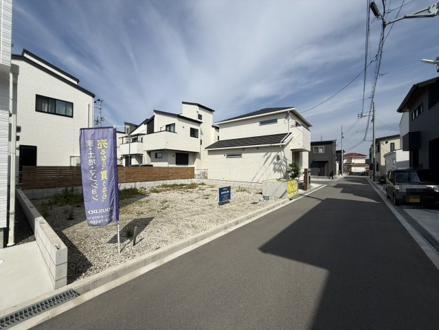 前面道路含む現地写真です