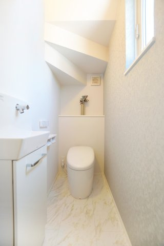 シンプルなデザインで、使い勝手の良いトイレ空間です