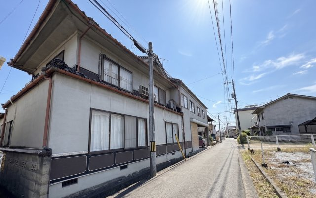 周辺に高い建物が少ないため陽当たり良好です。敷地は建物と駐車場、庭スペースをバランスよく計画しやすくなっております。敷地は奥行があり建物配置や駐車スペースの計画も検討しやすい土地です。