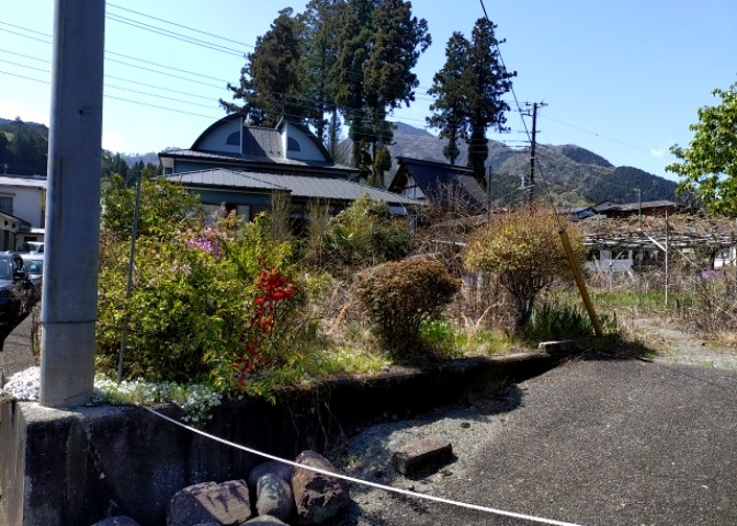 土地の面積＝住宅面積ではありません。建ぺい率の問題などで、土地のある場所によって住宅を建てられる面積は限られています。高さもしかり、「土地」という言葉の中には、建築条件も含まれると考えておきましょう。