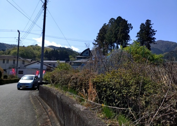 家を建てる場合、方位は要チェックです。現実的に日当たりのよい家ならばリビングは南側、建築基準法でも北側に当たる家への配慮は求められています。土地を見学に行く際は、方位磁針を持って行くようにしましょう。