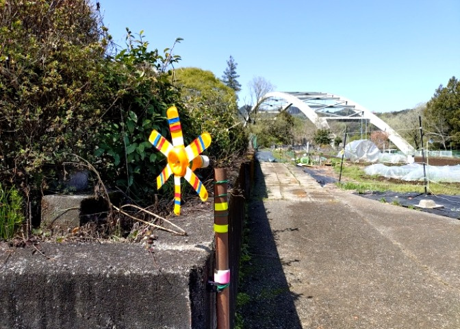 土地を買う際、住む地域の自治体や福祉の補助制度にも注目してみましょう。子供や老人の医療補助やゴミ出しのルールなど、自治体によってルールに大きな違いがあるため、暮らしやすい土地で判断するとよいでしょう。