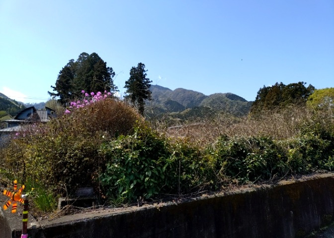 土地の前の道路に消火栓が設置されていることがあります。この場合、道路交通法第45条第1項により、駐車禁止の場所が指定されています。そのため、車庫などの駐車スペースをつくることができない場合があります。