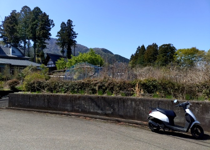 現地に行くなら、物件の周囲の地形がどうなっているかを見ることも大切です。周辺より低くなっている土地では、大雨などで水が集まりやすいため、地盤が弱くなっているということも考えられるため、注意が必要です。