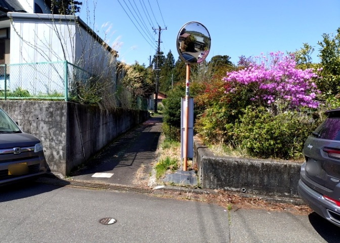 土地購入を検討されている場合、境界杭がない状態で購入してしまうと境界確定測量をする必要があり、費用がかかります。購入の前に、売主、隣土地所有者立ち合いのもと境界を確定し境界杭を設置するのがベストです。