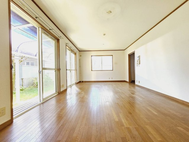 ■LDK約13帖■陽光があたるリビング■左に庭、右奥はキッチンスペースに通じます。
