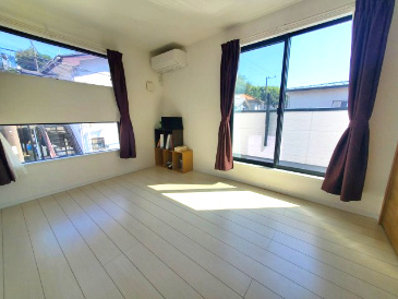 2面採光の洋室は陽当たり良好。明るく開放的な空間で、寝室や子供部屋として快適にお使いいただけます。