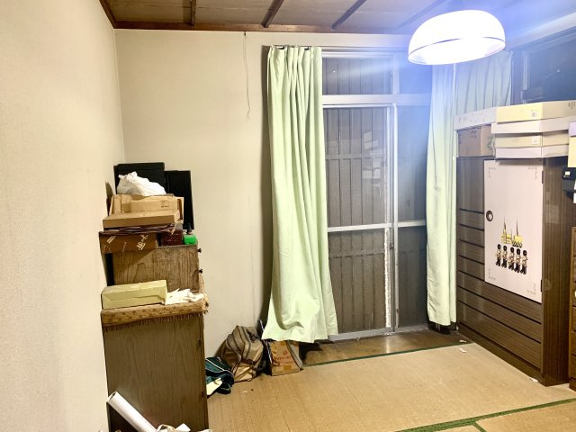 1F和室です。2面に窓があるため明るく風通しも良いです。　