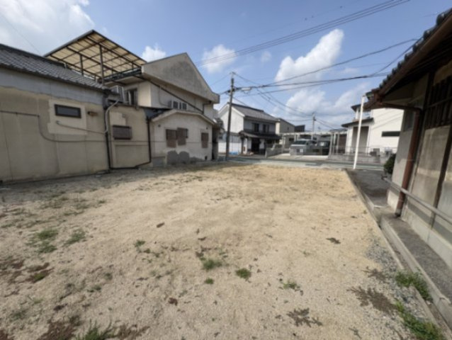 敷地西側は幅員約6.3ｍの公道に面しています。現地を訪れた際にも周辺の開放感を確認していただけます。建築する際には、駐車スペースの配置や車の出入りなども含めて、ご希望に合わせたプランをご検討ください。