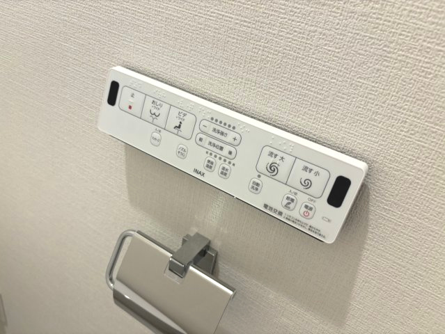 トイレには快適な温水洗浄機能付