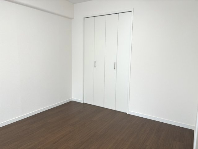 LDK横の明るい洋室　約6帖です。　各居室に収納があります。