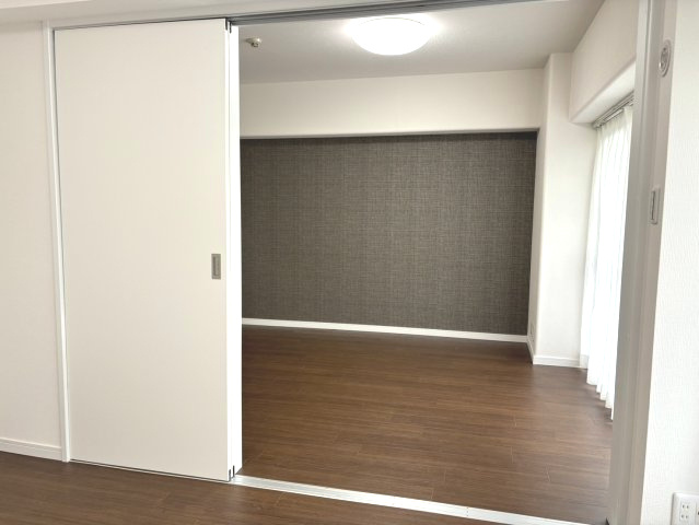 引戸を開けると、LDKと繋がり広々空間となります。