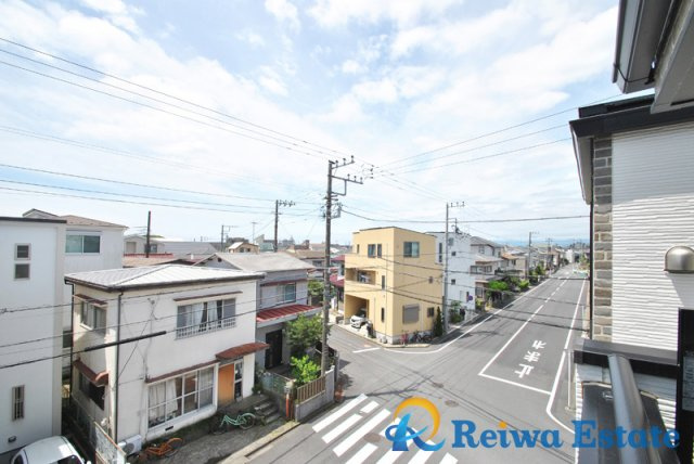 前面道路が約10ｍとゆとりがあり開放的な眺望です。