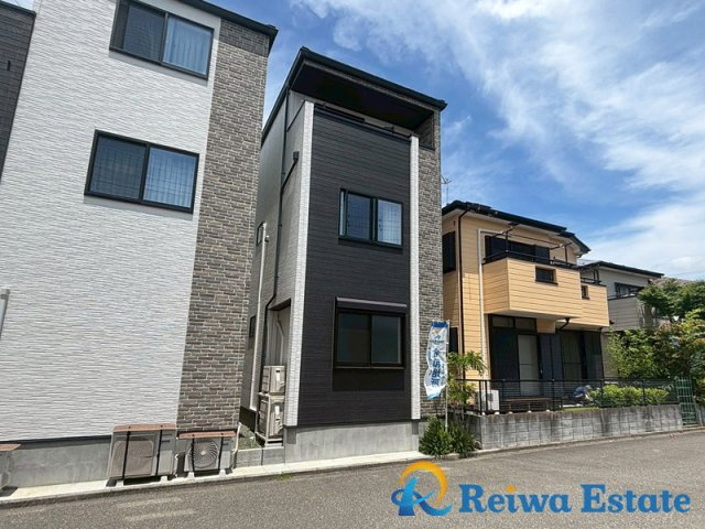 閑静な住宅地に堂々と佇む家。毎日の帰宅が楽しみになる住まいです。
