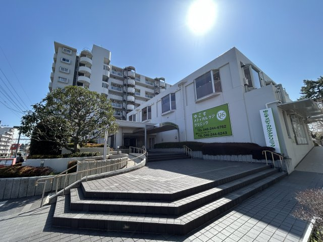 マンションのメインエントランス部分を撮影。