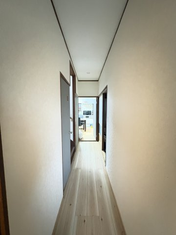 奥まで視線が抜ける廊下です。明るく開放感のある住空間です。