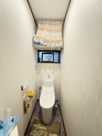採光窓があり、明るく爽やかな印象のトイレです。
