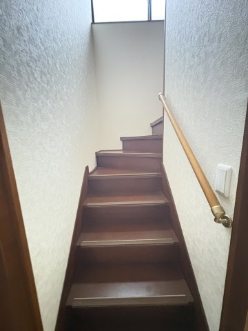 手すり付きで安心感のある階段です。窓から光が差し込む明るい空間です。