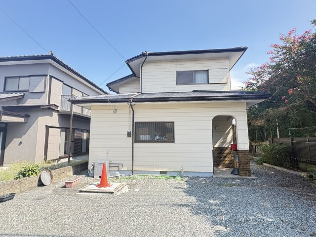 南向きで日当たり良好な2階建てです。カースペ－スもあり、落ち着いた住環境の戸建てです。