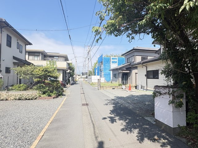 前面道路が平坦で、車の出し入れもスム－ズです。緑豊かで開放感のある静かな住環境です。