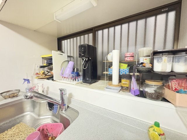 使いやすい配置と充実した収納が魅力のキッチンスペースです。
