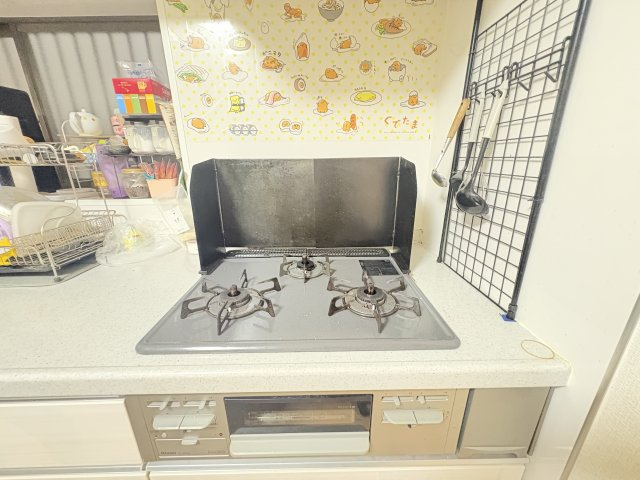 3口コンロ＆グリル付きで、毎日のお料理を快適にサポートします。
