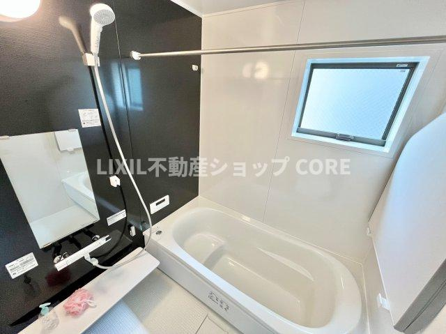 ゆったり入れる一坪バス。足を伸ばして入れるサイズは一日の疲れを癒すのに嬉しい広さですね。　
