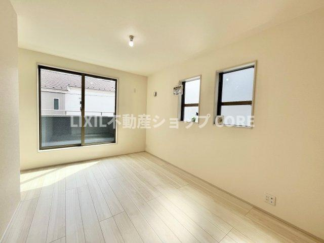 大きな窓からは快適な光を取り入れ、通気性能を上げる事で居心地の良い空間を演出します。　