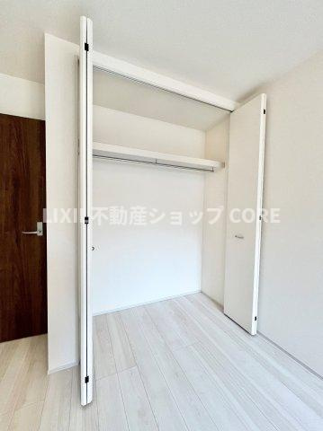 しっかりとした大きさのクローゼットを完備し、収納スペースも十分！　
