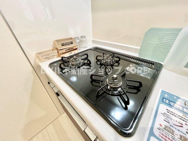 三口コンロで、お料理の効率もアップ！使い勝手の良さを考えました。お洒落なシステムキッチンです。　
