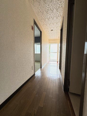 廊下から玄関を見た様子です。