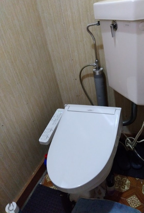 温水洗浄便座付きトイレです。各フロアにトイレがあるので大人数でも安心です。