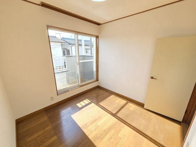 2階4.5帖の洋室です