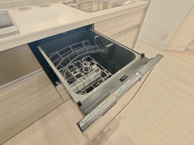 【食洗器】　食器の後片付けに便利な食器洗浄乾燥機を標準装備。ビルトインタイプなので見た目もスッキリ、特に共働き世帯のご家族には必需品です。