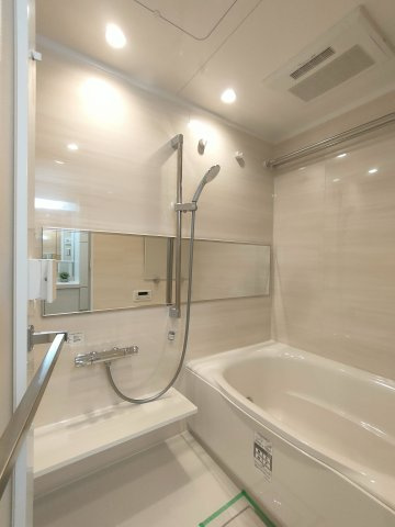 【浴室】　一日の疲れを癒す貴重なリラクゼーションスペース。ゆっくりとした時間を過ごせるゆとりあるバスルームです。
